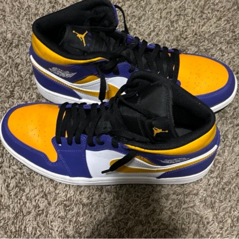 Hi guys my name is Jay I’m selling the Nike air jordan 1 mids
